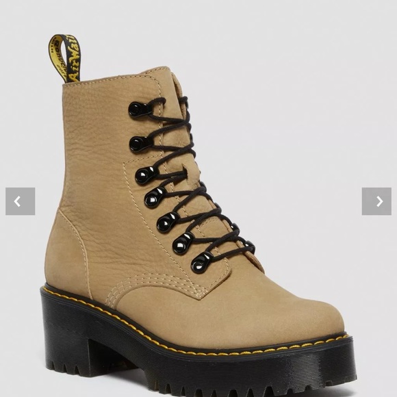 Dr Martens Leona combat lace up boots in Sand Nubuck Sz 7W - Picture 2 of 12